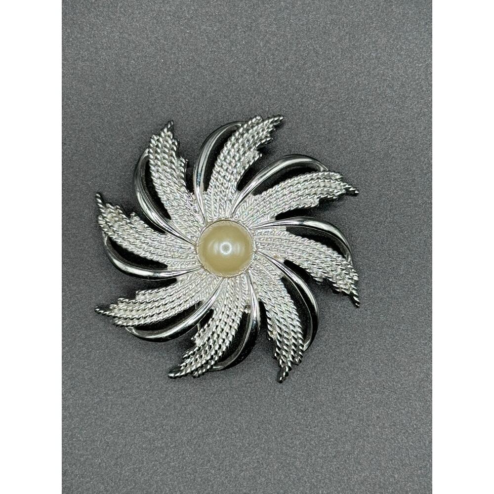 Signed Sarah Coventry modernist flower brooch silver tone with central Pearl